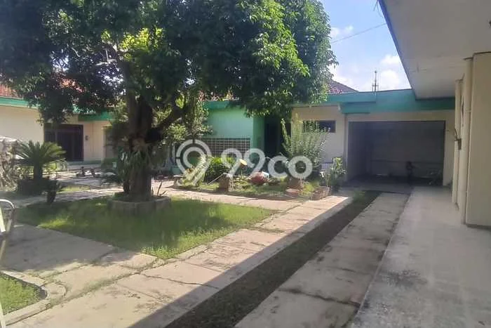 For Sale! Premium House LT 2720m2 Desain Elegan di Pucang Sawit For Sale! Premium House LT 2720m2 Desain Elegan di Pucang Sawit