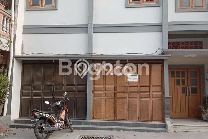 Ruko Disewakan di Kawasan Ramai Pasar Kliwon, Surakarta Ruko Disewakan di Kawasan Ramai Pasar Kliwon, Surakarta