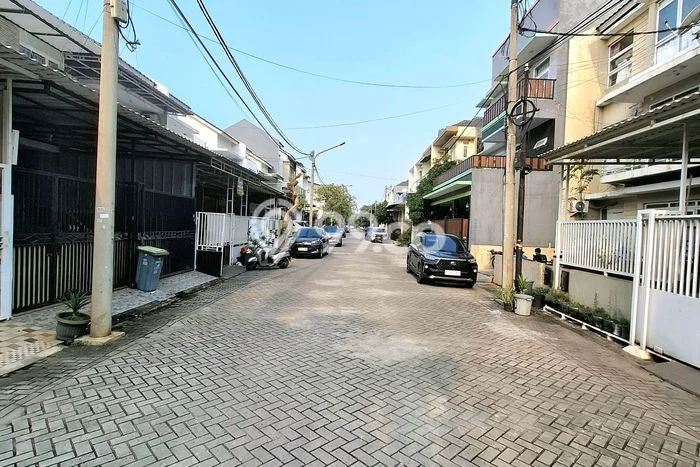 Rumah Luxury Modern Tanpa Renovasi di Taman Surya Jakarta Barat Rumah Luxury Modern Tanpa Renovasi di Taman Surya Jakarta Barat