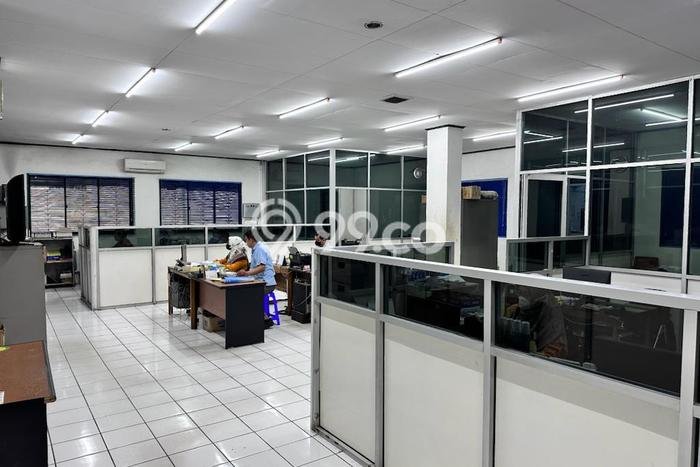 INVESTASI POTENSIAL! Gudang Kawasan Kamal, Luas 6500m², Potensi Keramaian Tinggi INVESTASI POTENSIAL! Gudang Kawasan Kamal, Luas 6500m², Potensi Keramaian Tinggi