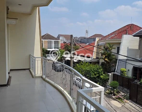 Rumah Area Strategis kawasan Semampir, Surabaya, LT 135m2m² LB 240m2m² Rumah Area Strategis kawasan Semampir, Surabaya, LT 135m2m² LB 240m2m²