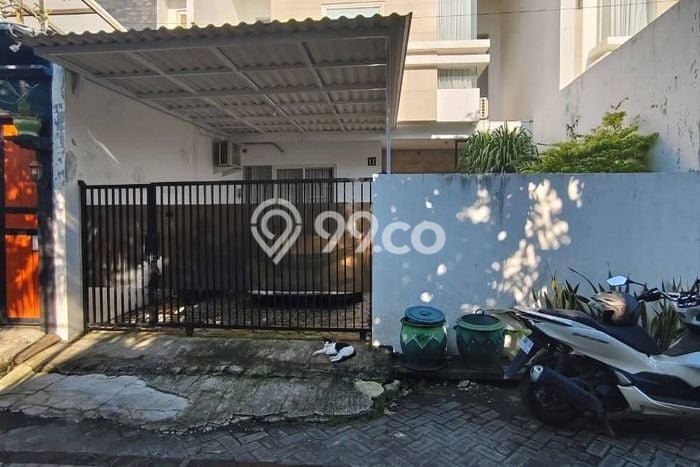 Rumah Strategis Minimalis Lb 218m2 di Semampir, Surabaya Rumah Strategis Minimalis Lb 218m2 di Semampir, Surabaya