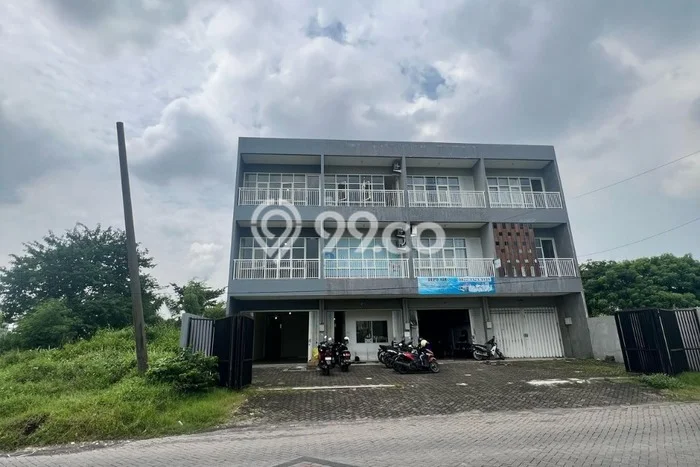 Area Ramai! Ruko Dijual di Wiyung untuk Bisnis Luas Bangunan 250m2 Area Ramai! Ruko Dijual di Wiyung untuk Bisnis Luas Bangunan 250m2