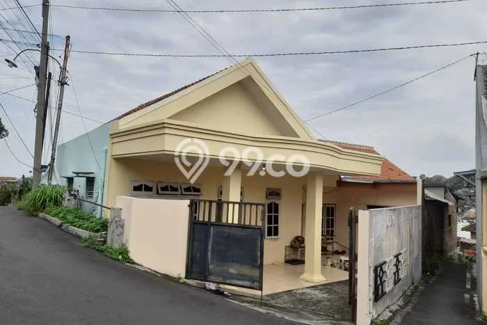 Rumah Strategis Modern Lb 140m2 di Semarang Barat, Semarang Rumah Strategis Modern Lb 140m2 di Semarang Barat, Semarang