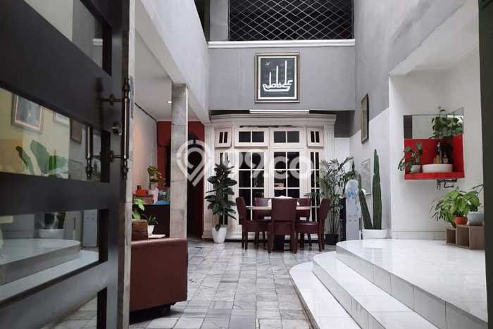 Ready to Use! Luxury House LT 233m2 Desain Elegan di Warung Buncit Ready to Use! Luxury House LT 233m2 Desain Elegan di Warung Buncit