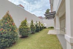 Rumah Strategis dengan Luas Tanah 235m² dan Luas Bangunan 153m² di Kawasan Sentul City, Bogor Rumah Strategis dengan Luas Tanah 235m² dan Luas Bangunan 153m² di Kawasan Sentul City, Bogor