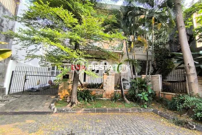 Lokasi terbaik! Rumah siap pakai disewakan di Kebon Jeruk LB 350m2 Lokasi terbaik! Rumah siap pakai disewakan di Kebon Jeruk LB 350m2