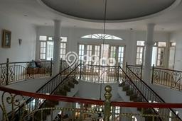 Rumah Elit LB 900m2 Siap Pakai Desain Elegan di Surya Sumantri, Bandung Rumah Elit LB 900m2 Siap Pakai Desain Elegan di Surya Sumantri, Bandung