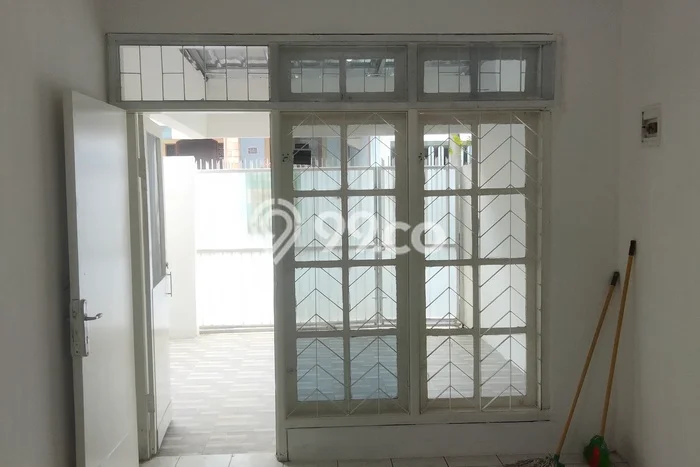 Disewakan! Rumah 3 Kamar Tidur &
2 Kamar Mandi di Tomang, Jakarta Barat Disewakan! Rumah 3 Kamar Tidur &
2 Kamar Mandi di Tomang, Jakarta Barat