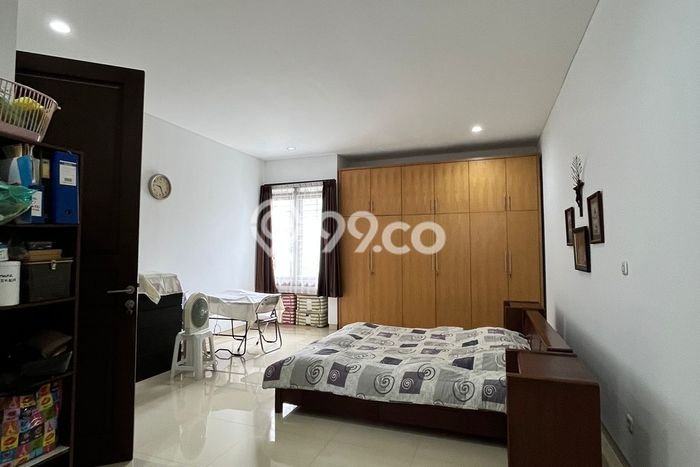 Rumah Mewah LB 215m2 Siap Huni Desain Elegan di Ciwaruga, Bandung Rumah Mewah LB 215m2 Siap Huni Desain Elegan di Ciwaruga, Bandung