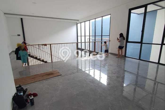 BEST OFFER! Rumah Siap Huni di , Luas 253m2m² LB 322m2m² BEST OFFER! Rumah Siap Huni di , Luas 253m2m² LB 322m2m²