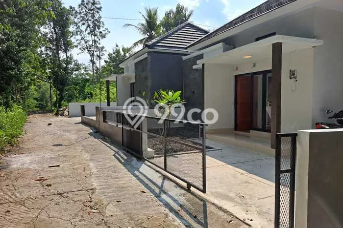 SIAP HUNI! Rumah Asri di , Luas 100m2m² LB 50m2m² SIAP HUNI! Rumah Asri di , Luas 100m2m² LB 50m2m²