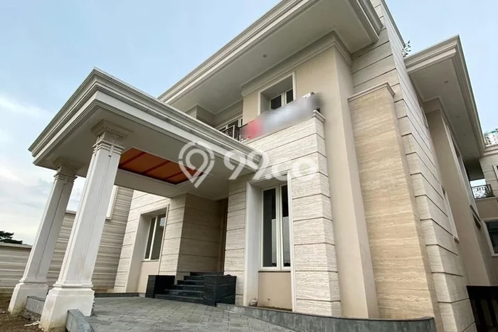 Rumah Mewah LB 1500m2 Siap Huni Desain Elegan di Citraland, Surabaya Rumah Mewah LB 1500m2 Siap Huni Desain Elegan di Citraland, Surabaya