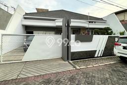 Rumah Minimalis 5 Kamar Terawat di Mulyorejo, Dekat Pusat Perbelanjaan, Surabaya Rumah Minimalis 5 Kamar Terawat di Mulyorejo, Dekat Pusat Perbelanjaan, Surabaya