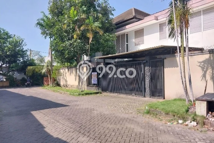 Rumah Strategis Modern Lb 736m2 di Tenggilis Mejoyo, Surabaya Rumah Strategis Modern Lb 736m2 di Tenggilis Mejoyo, Surabaya