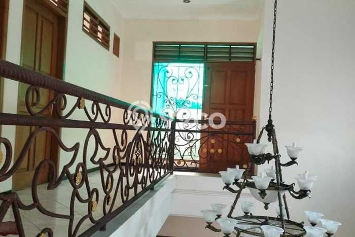 For Sale Rumah 5 Kamar Lokasi Strategis Bagus dan Strategis di Sawahan For Sale Rumah 5 Kamar Lokasi Strategis Bagus dan Strategis di Sawahan
