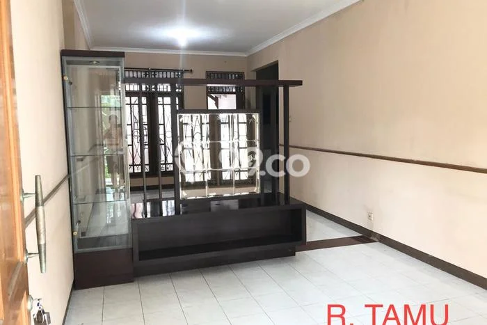 Disewakan Rumah Murah di Pakuwon City Surabaya dengan 4 Kamar Tidur Disewakan Rumah Murah di Pakuwon City Surabaya dengan 4 Kamar Tidur