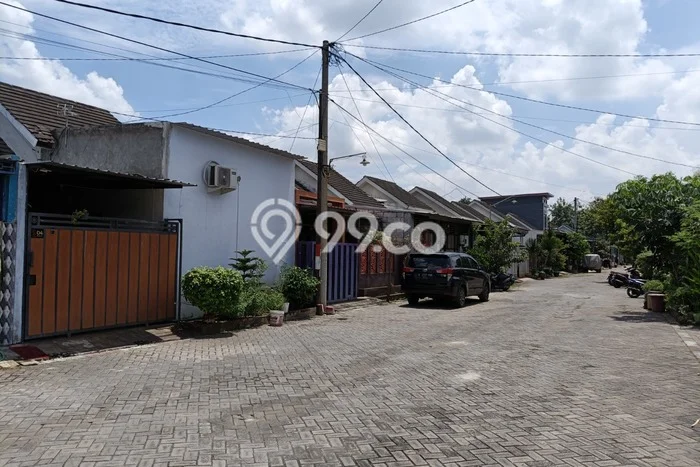 Hunian Strategis 2 KT LB 90m2 Kondisi Bagus di Balongbendo Hunian Strategis 2 KT LB 90m2 Kondisi Bagus di Balongbendo