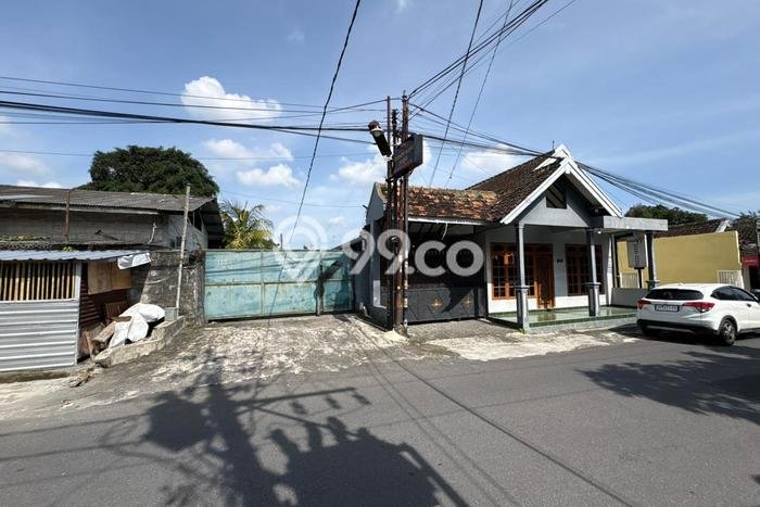 Peluang Investasi! Rumah Kost Dijual di Depok, Sleman, 26 KT, 26 KM, Luas 491m2 Peluang Investasi! Rumah Kost Dijual di Depok, Sleman, 26 KT, 26 KM, Luas 491m2