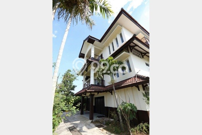 FOR SALE! Vila Kawasan , Luas 622m2m², Lokasi Strategis FOR SALE! Vila Kawasan , Luas 622m2m², Lokasi Strategis