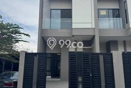 Rumah 4 Kamar Dekat dengan Akses Transportasi, Surabaya - Lokasi Premium Rumah 4 Kamar Dekat dengan Akses Transportasi, Surabaya - Lokasi Premium