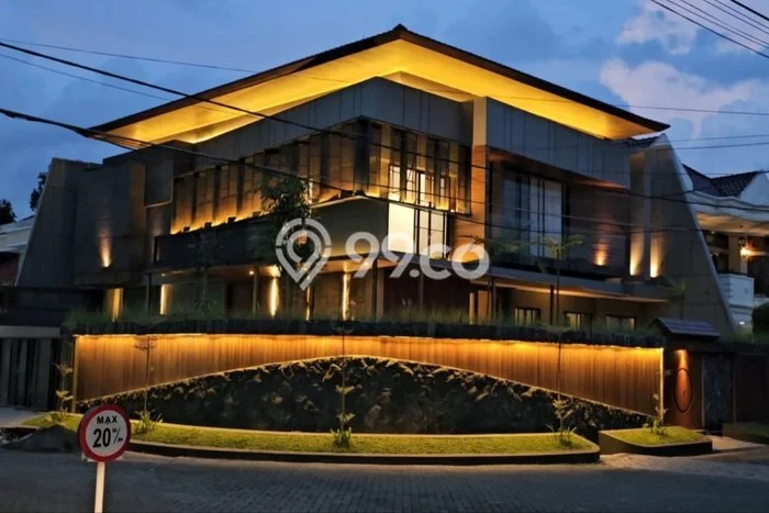 Rumah Luxury Modern Tanpa Renovasi di Manyar Surabaya Rumah Luxury Modern Tanpa Renovasi di Manyar Surabaya