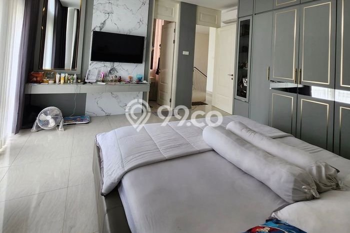 Jual Rumah Luas Elegan Dengan View Cantik di Pakuwon, Surabaya Jual Rumah Luas Elegan Dengan View Cantik di Pakuwon, Surabaya