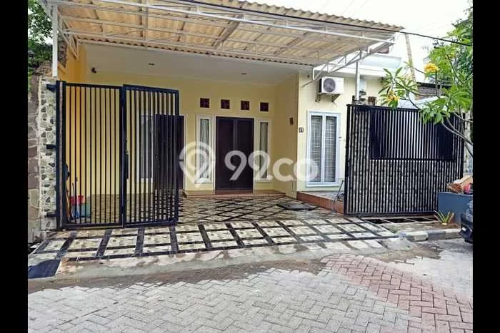 Disewakan Rumah Murah di Sukomanunggal Surabaya Punya 4 Kamar Tidur Disewakan Rumah Murah di Sukomanunggal Surabaya Punya 4 Kamar Tidur