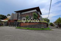 Rumah Luxury Modern Tanpa Renovasi di Manyar Surabaya Rumah Luxury Modern Tanpa Renovasi di Manyar Surabaya