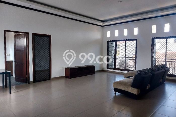 Rumah di Pondok Tjandra, Sidoarjo, Luas 180m2m² Bangunan 180m2m² Rumah di Pondok Tjandra, Sidoarjo, Luas 180m2m² Bangunan 180m2m²