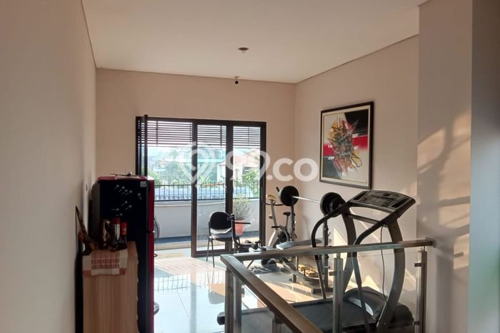 Hunian Elit LB 300m2 Siap Pakai Desain Elegan di Meruya, Jakarta Barat Hunian Elit LB 300m2 Siap Pakai Desain Elegan di Meruya, Jakarta Barat