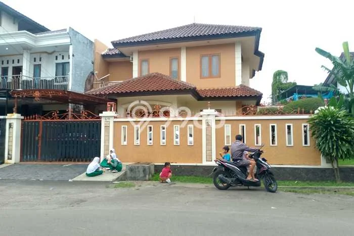 For Sale! Luxury House LT 355m2 Desain Modern di Meruya For Sale! Luxury House LT 355m2 Desain Modern di Meruya