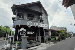 Lokasi strategis! Rumah siap huni disewakan di Laweyan LB 100m2 Lokasi strategis! Rumah siap huni disewakan di Laweyan LB 100m2