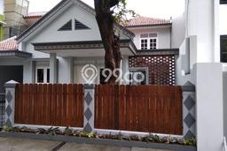 Lokasi terbaik! Rumah siap huni disewakan di Kebayoran Baru LB 315m2 Lokasi terbaik! Rumah siap huni disewakan di Kebayoran Baru LB 315m2