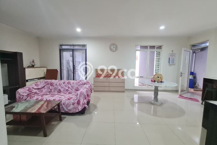 Disewakan! Rumah 3 Kamar Tidur &
4 Kamar Mandi di Suvarna Sutera, Tangerang Disewakan! Rumah 3 Kamar Tidur &
4 Kamar Mandi di Suvarna Sutera, Tangerang