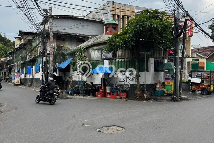 Dijual Rumah 4 Kamar Lokasi Ideal Nyaman dan Strategis di Tebet Dijual Rumah 4 Kamar Lokasi Ideal Nyaman dan Strategis di Tebet