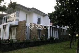 Rumah Luxury Modern Tanpa Renovasi di Citraland Surabaya Rumah Luxury Modern Tanpa Renovasi di Citraland Surabaya