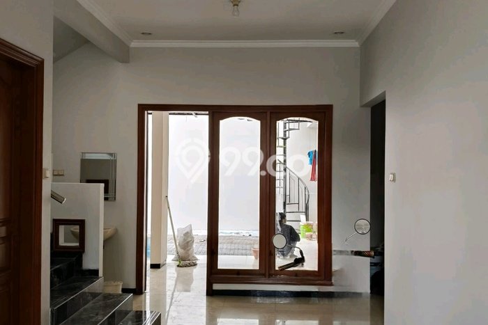 Disewakan! Rumah 3 Kamar Tidur &
4 Kamar Mandi di Mayjen Sungkono, Surabaya Disewakan! Rumah 3 Kamar Tidur &
4 Kamar Mandi di Mayjen Sungkono, Surabaya