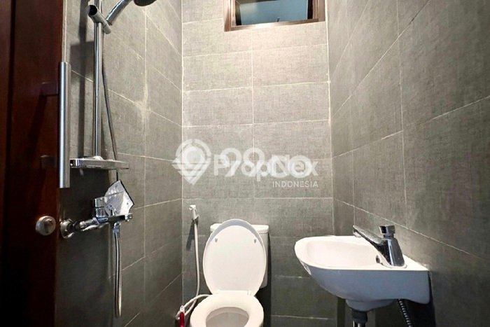 Rumah Elit Modern Tanpa Renovasi di Graha Surabaya Rumah Elit Modern Tanpa Renovasi di Graha Surabaya