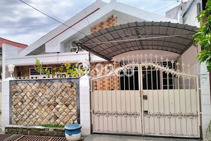 Rumah Luas Asri 3 KT Siap Pakai di Darmo Permai Surabaya Rumah Luas Asri 3 KT Siap Pakai di Darmo Permai Surabaya