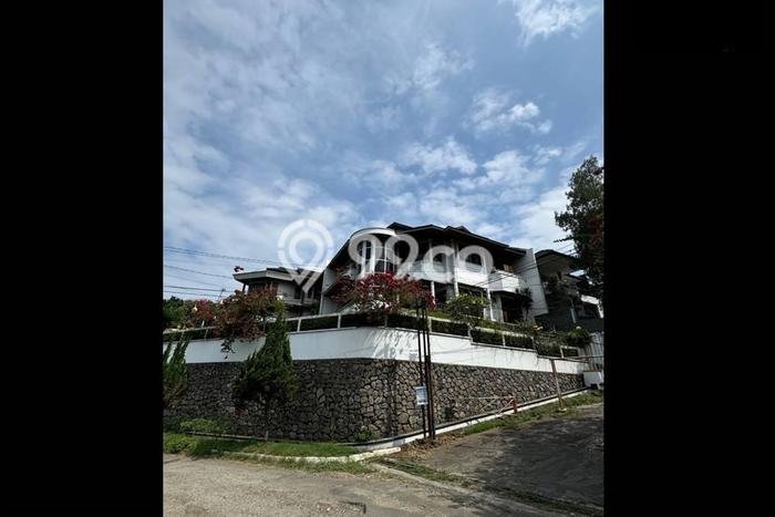 Rumah Nyaman 4 KT LT 633m2m² di Cidadap, Bandung Rumah Nyaman 4 KT LT 633m2m² di Cidadap, Bandung