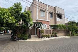 Jual Rumah Eksklusif 4 KT di BSD, Tangerang Jual Rumah Eksklusif 4 KT di BSD, Tangerang