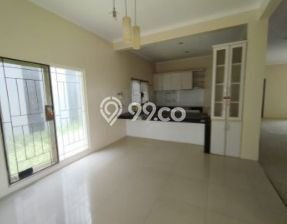Lokasi terbaik! Rumah siap huni dikontrakkan di Laweyan LB 200m2 Lokasi terbaik! Rumah siap huni dikontrakkan di Laweyan LB 200m2