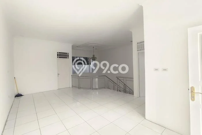 Disewakan! Rumah 5 Kamar Tidur &
4 Kamar Mandi di Rawamangun, Jakarta Timur Disewakan! Rumah 5 Kamar Tidur &
4 Kamar Mandi di Rawamangun, Jakarta Timur