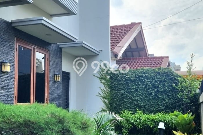 Ready to Use! Premium House LT 200m2 Desain Elegan di Meruya Ready to Use! Premium House LT 200m2 Desain Elegan di Meruya