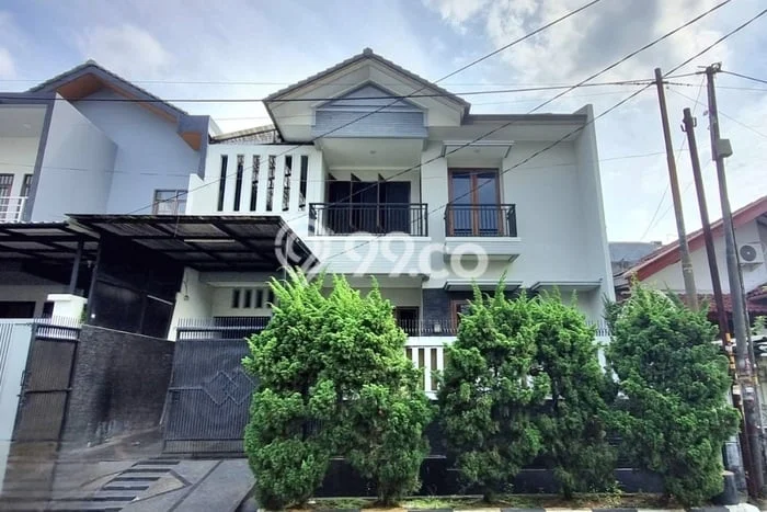 Ready to Use! Premium House LT 200m2 Desain Elegan di Meruya Ready to Use! Premium House LT 200m2 Desain Elegan di Meruya
