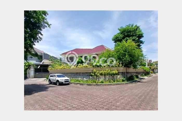 Rumah Mewah LB 1800m2 Siap Pakai Desain Elegan di HR Muhammad, Surabaya Rumah Mewah LB 1800m2 Siap Pakai Desain Elegan di HR Muhammad, Surabaya