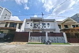 Ready to Use! Premium House LT 180m2 Desain Modern di Manyar Ready to Use! Premium House LT 180m2 Desain Modern di Manyar