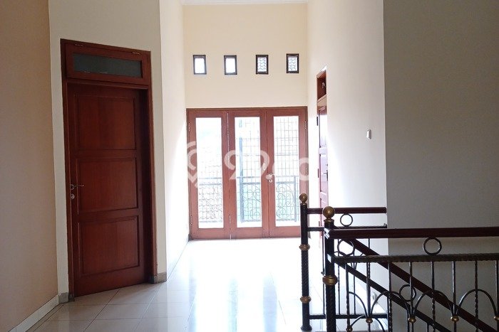 Rumah Mewah Dijual LT 168m2 di Cipondoh, Tangerang Rumah Mewah Dijual LT 168m2 di Cipondoh, Tangerang