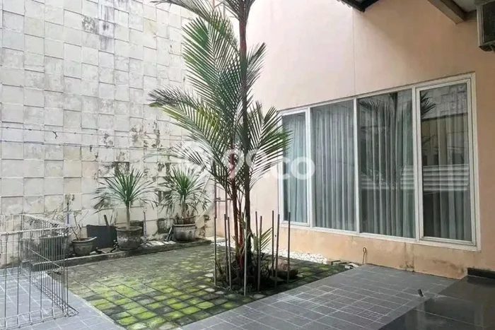 Hunian Mewah LB 600m2 Siap Pakai Desain Elegan di Graha, Surabaya Hunian Mewah LB 600m2 Siap Pakai Desain Elegan di Graha, Surabaya